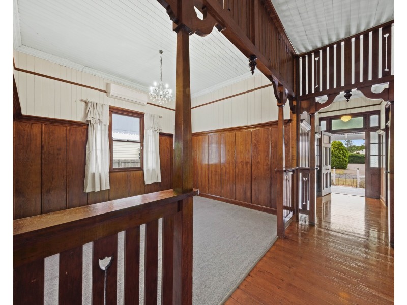 8 Albert Street, Newtown QLD 4350