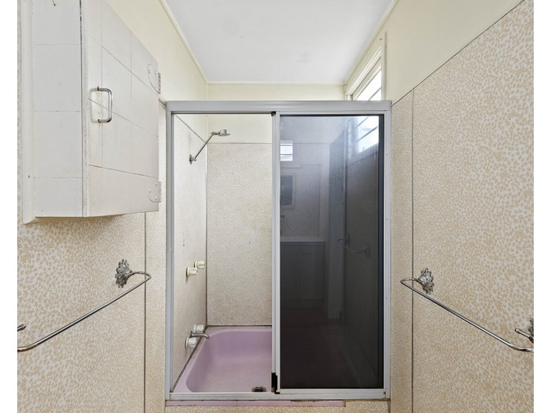 8 Albert Street, Newtown QLD 4350