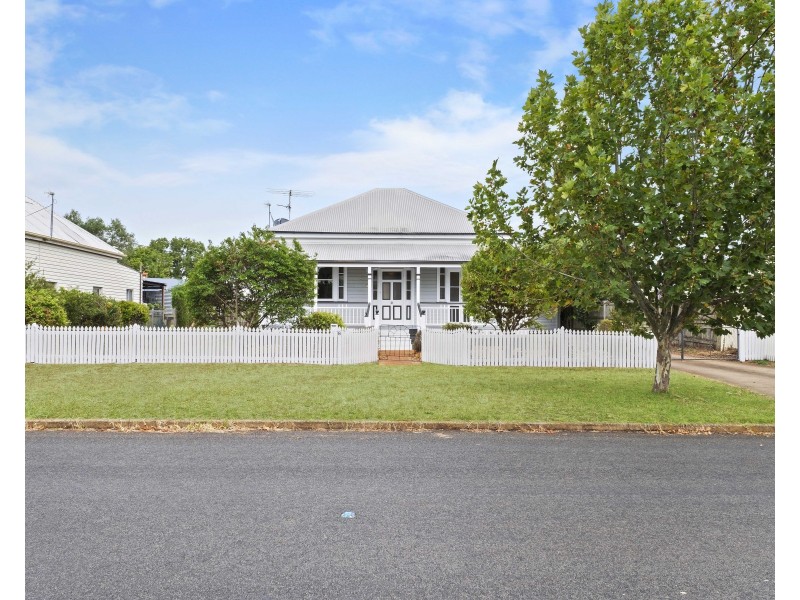 8 Albert Street, Newtown QLD 4350