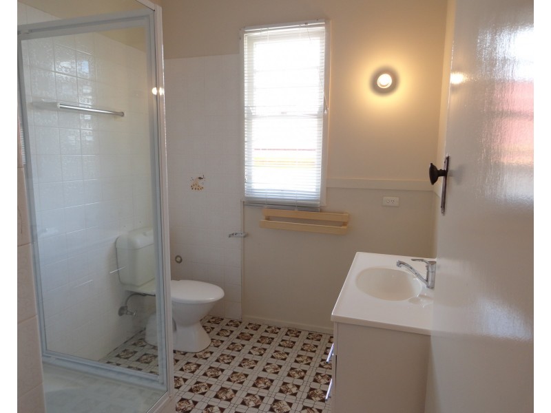 13 Glendower Street, Mount Lofty QLD 4350