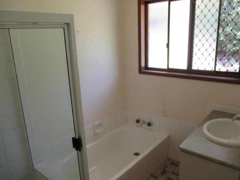 30 Amos Crescent, Mount Lofty QLD 4350