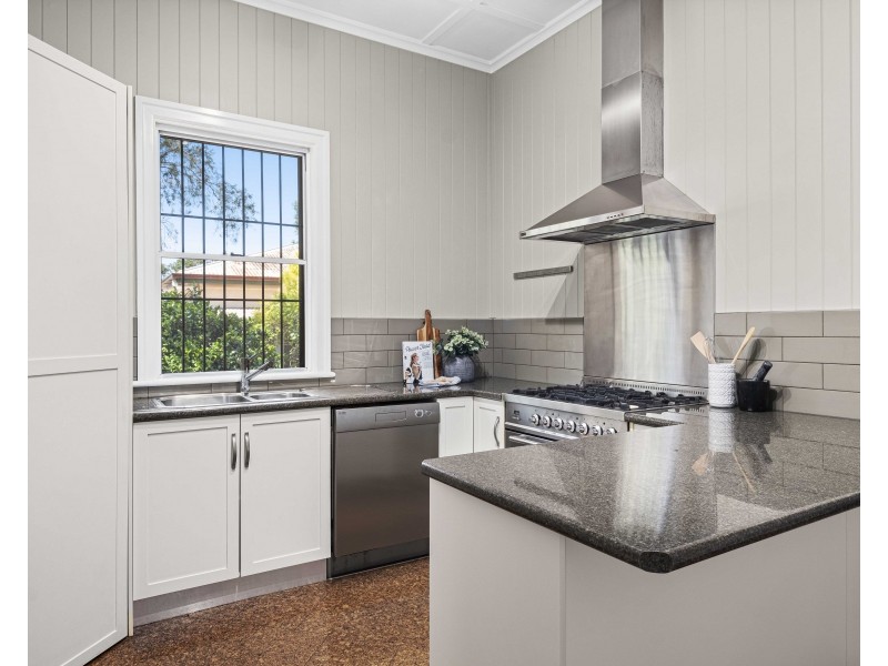 2 Wonderley Street, Mount Lofty QLD 4350