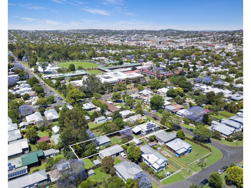 2 Wonderley Street, Mount Lofty QLD 4350