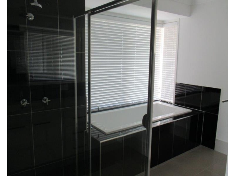414 Mackenzie Street, Middle Ridge QLD 4350