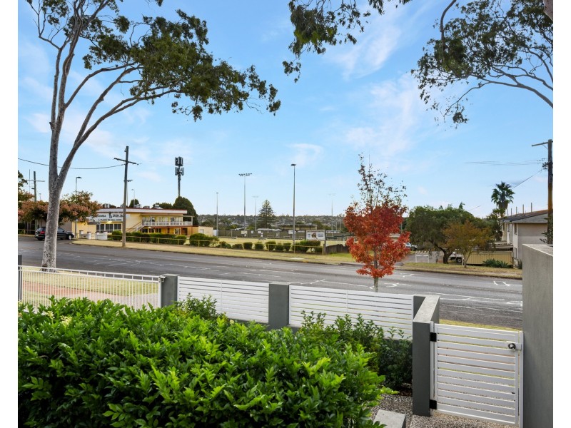 1/310a Hume Street, Centenary Heights QLD 4350