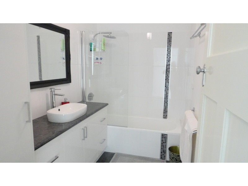 29 Collins Street, Mount Lofty QLD 4350