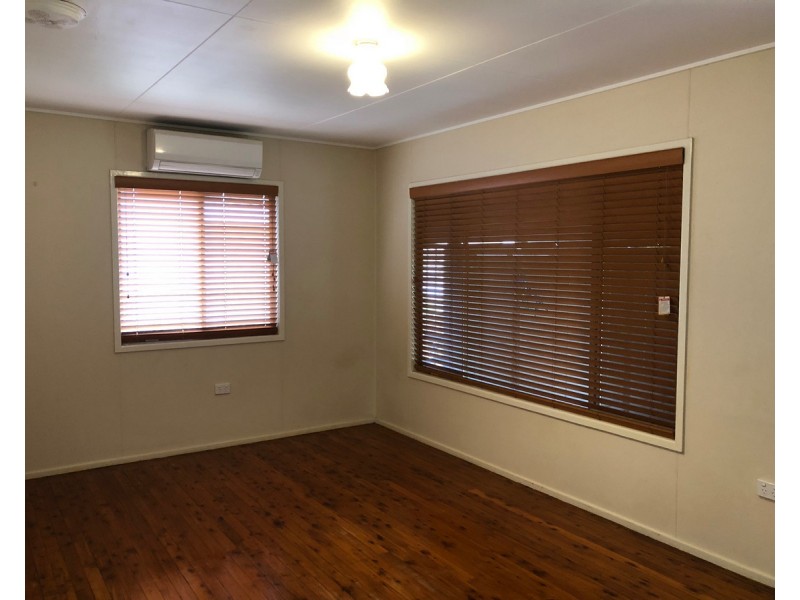 90 Holberton Street, Newtown QLD 4350