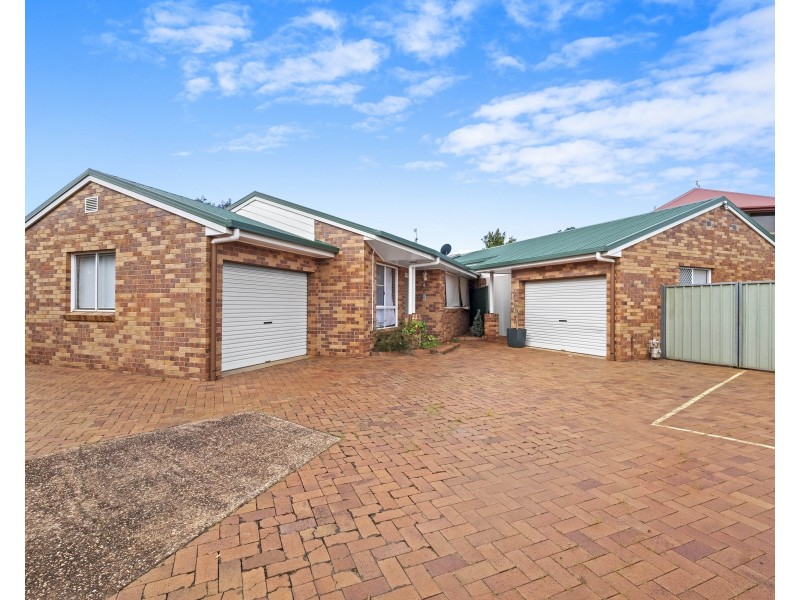 1 & 2/11 Beer Court, Kearneys Spring QLD 4350