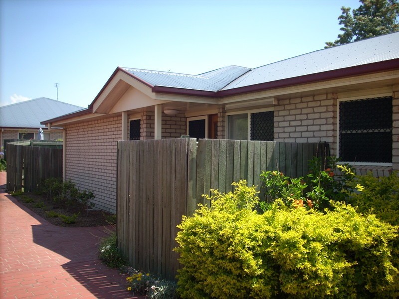 2/318B South Street, Harristown QLD 4350