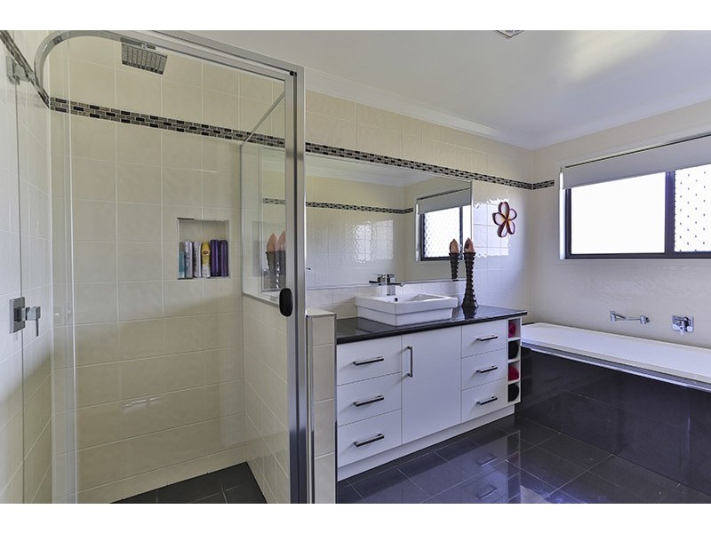 16 Ace Drive, Glenvale QLD 4350