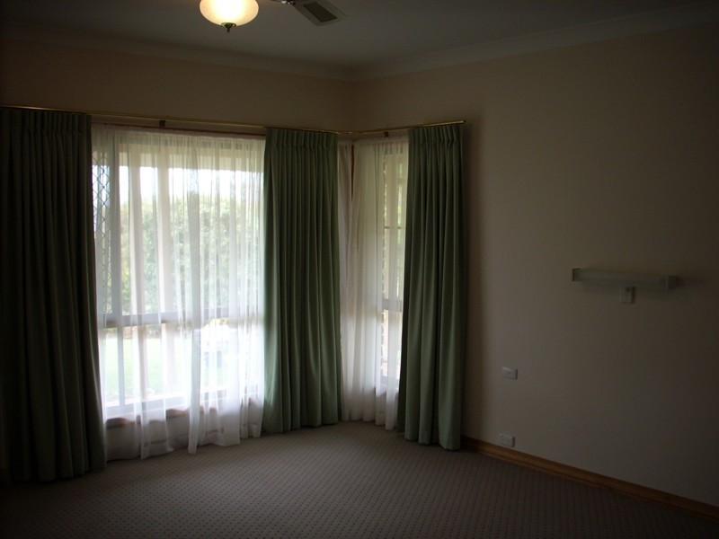 219 Rowbotham Street, Middle Ridge QLD 4350