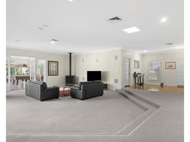 10 Golf Course Drive, Middle Ridge QLD 4350