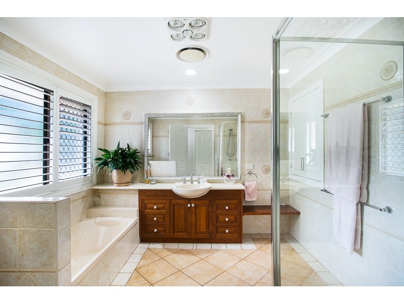 215 Rowbotham Street, Middle Ridge QLD 4350