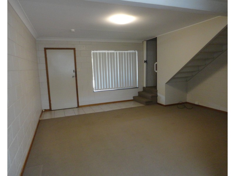 1/9 Whitefriars Street, Rockville QLD 4350