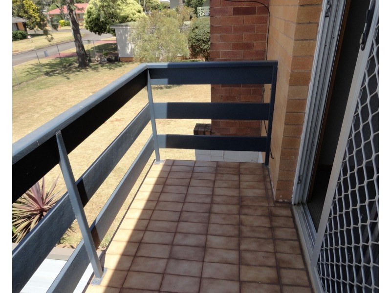 1/9 Whitefriars Street, Rockville QLD 4350