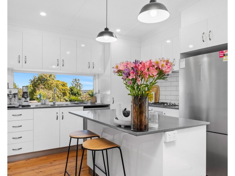 16 Lochel Street, Mount Lofty QLD 4350
