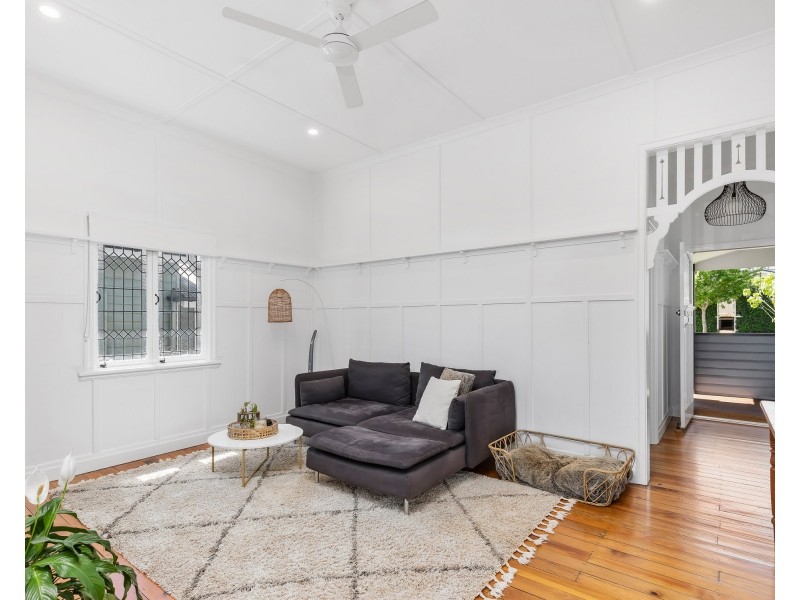 16 Lochel Street, Mount Lofty QLD 4350