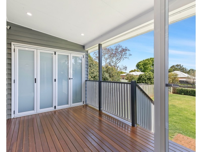 16 Lochel Street, Mount Lofty QLD 4350