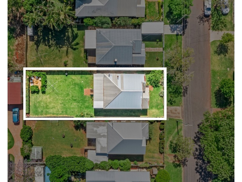 16 Lochel Street, Mount Lofty QLD 4350