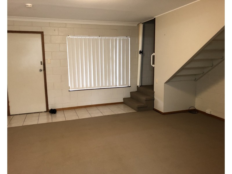 1/9 Whitefriars Street, Rockville QLD 4350