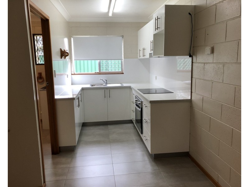 1/9 Whitefriars Street, Rockville QLD 4350