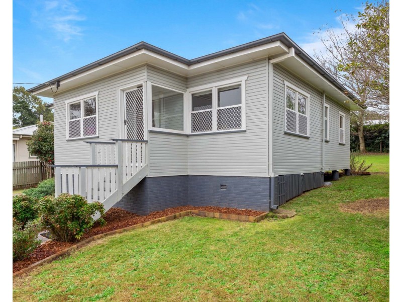 17 Geoffrey Street, Mount Lofty QLD 4350