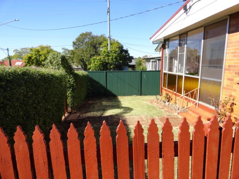 4 Peak Street, Harristown QLD 4350