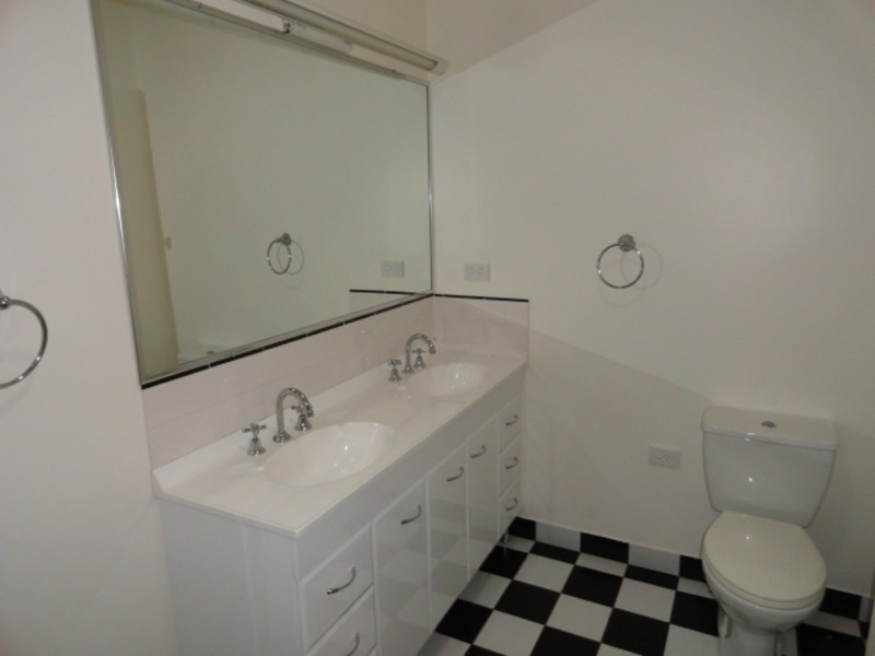 6 Kooroongah Street, Mount Lofty QLD 4350