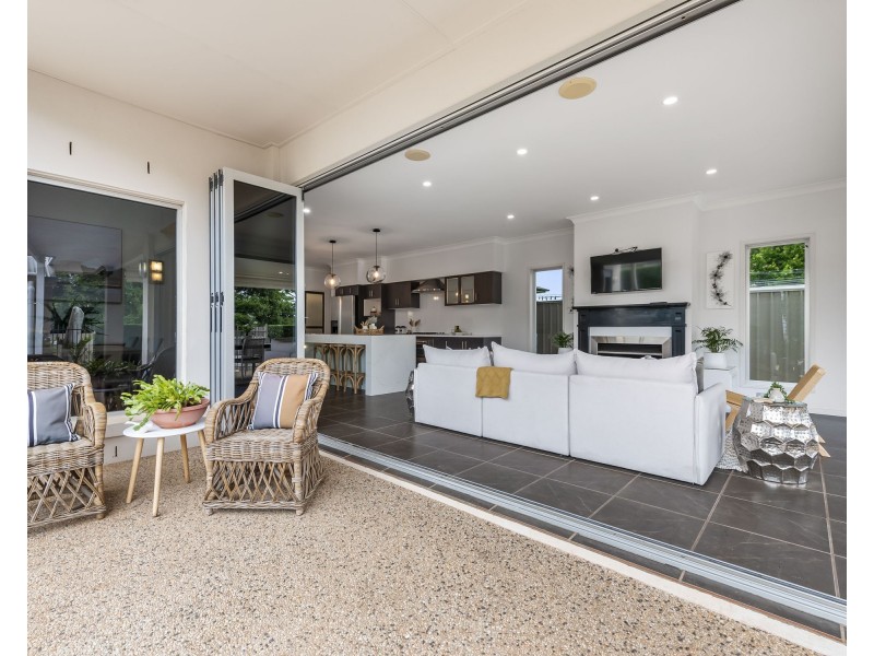 9 Glendower Street, Mount Lofty QLD 4350
