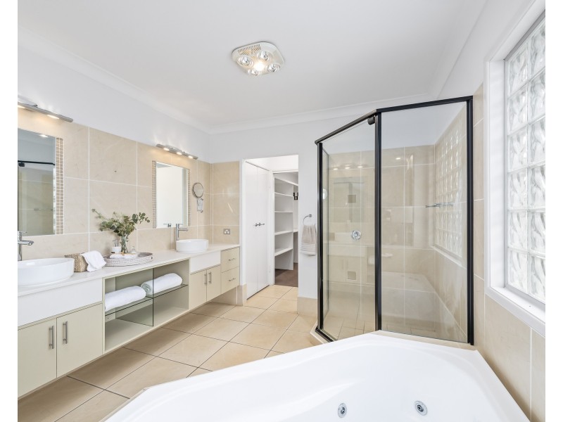9 Glendower Street, Mount Lofty QLD 4350
