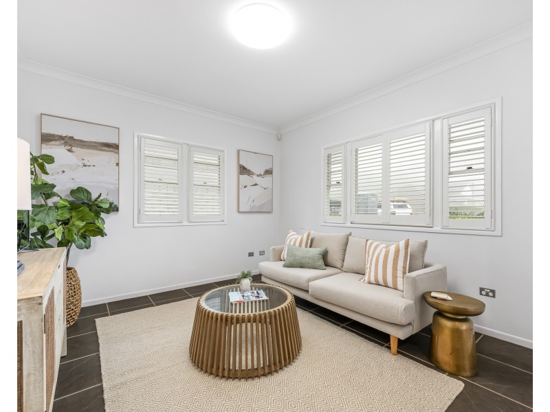 9 Glendower Street, Mount Lofty QLD 4350