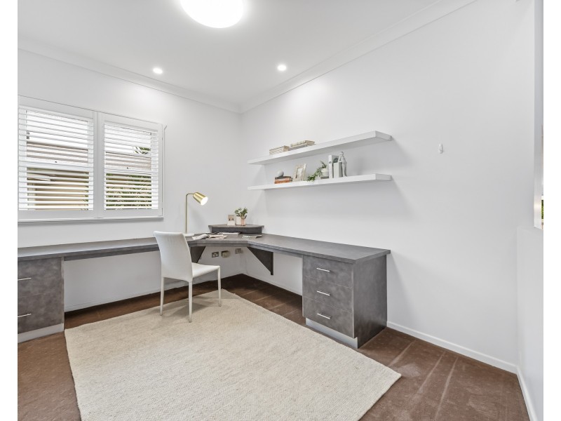 9 Glendower Street, Mount Lofty QLD 4350