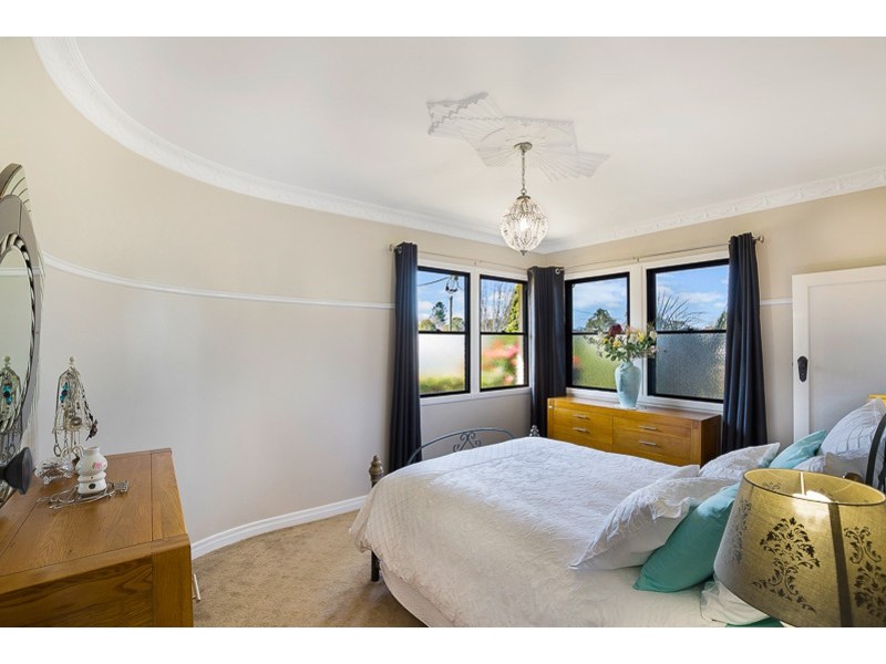 1 New Street, Mount Lofty QLD 4350