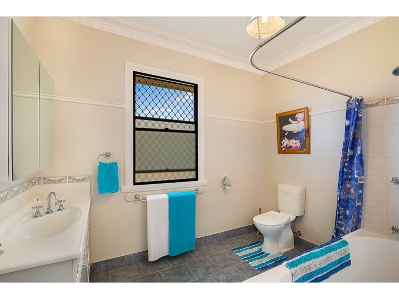 1 New Street, Mount Lofty QLD 4350