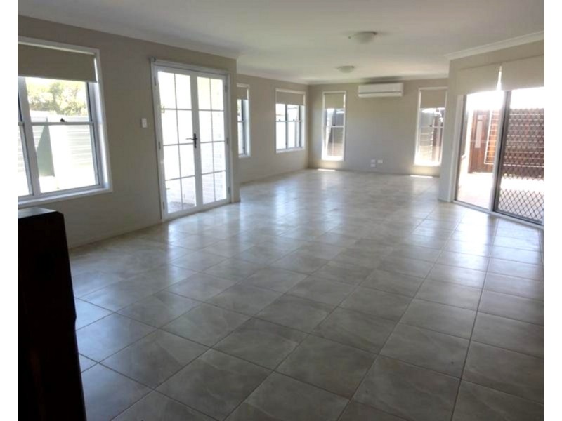 1/303 Stenner Street, Middle Ridge QLD 4350