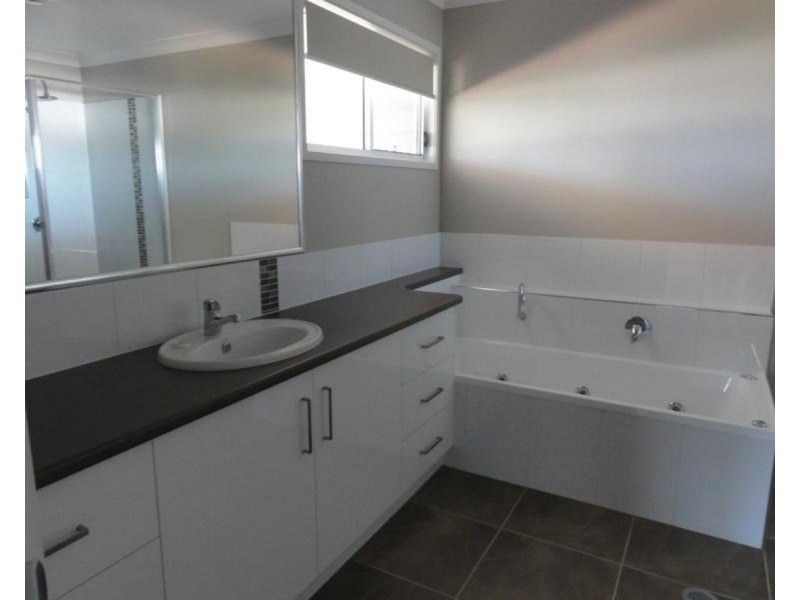 1/303 Stenner Street, Middle Ridge QLD 4350