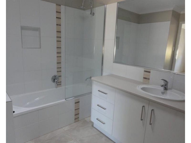 1/303 Stenner Street, Middle Ridge QLD 4350