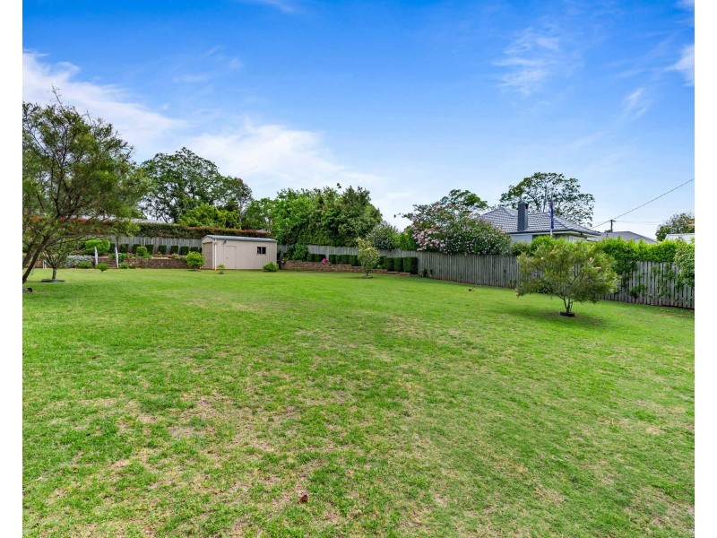 63 Wooldridge Street, Mount Lofty QLD 4350