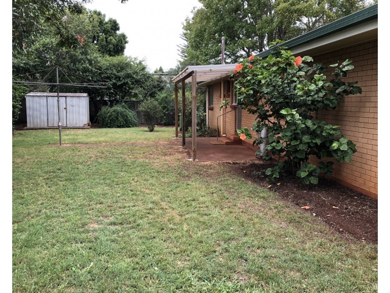 22 Stuart Street, Mount Lofty QLD 4350