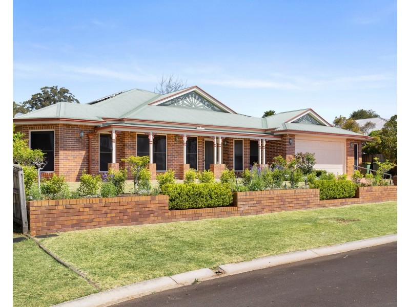 12 Howard Street, Middle Ridge QLD 4350