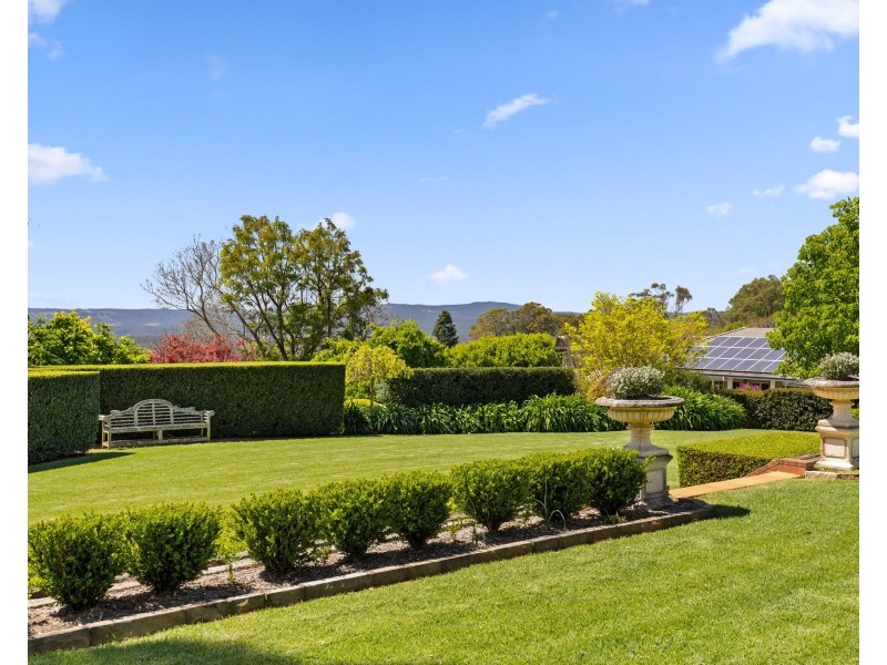 5 Balmoral Close, Mount Lofty QLD 4350