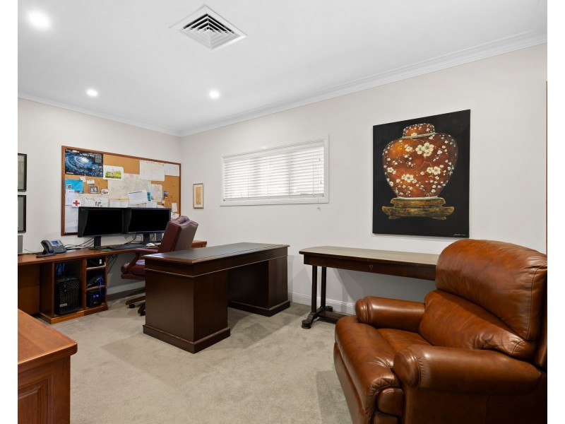 5 Balmoral Close, Mount Lofty QLD 4350