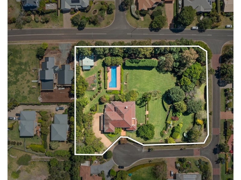 5 Balmoral Close, Mount Lofty QLD 4350