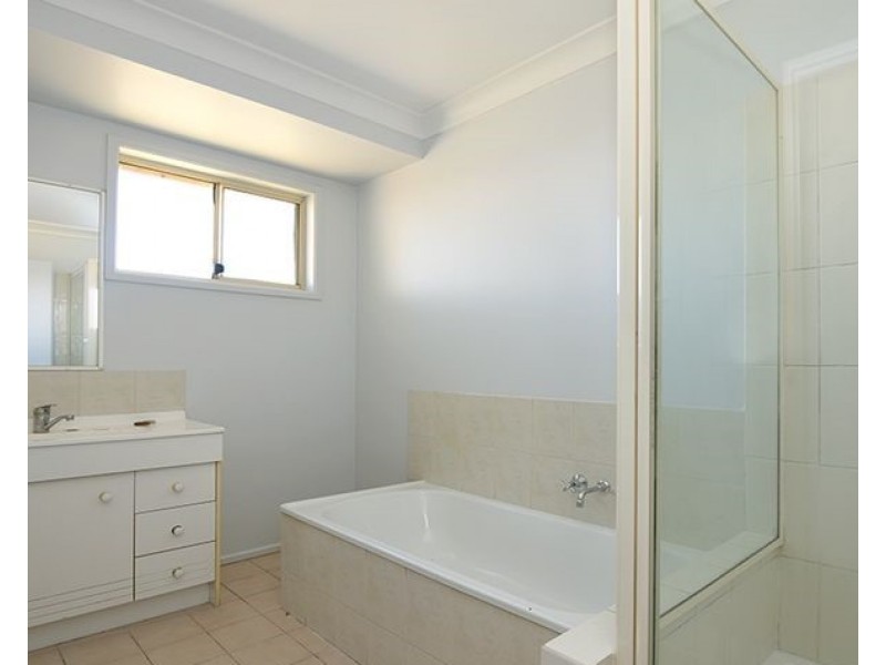 2/385 Greenwattle Street, Wilsonton QLD 4350