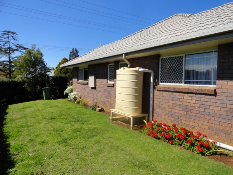 1/2 Seaton Street, South Toowoomba QLD 4350