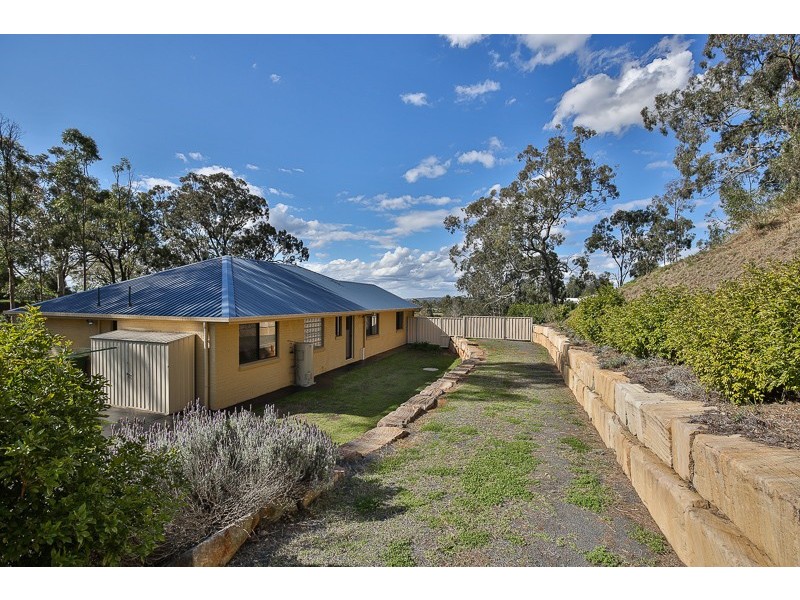 8 John Trousdell Court, Cotswold Hills QLD 4350