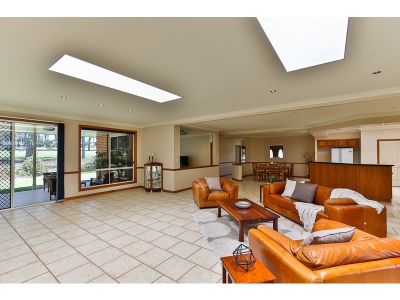 1 Montclair Close, Middle Ridge QLD 4350