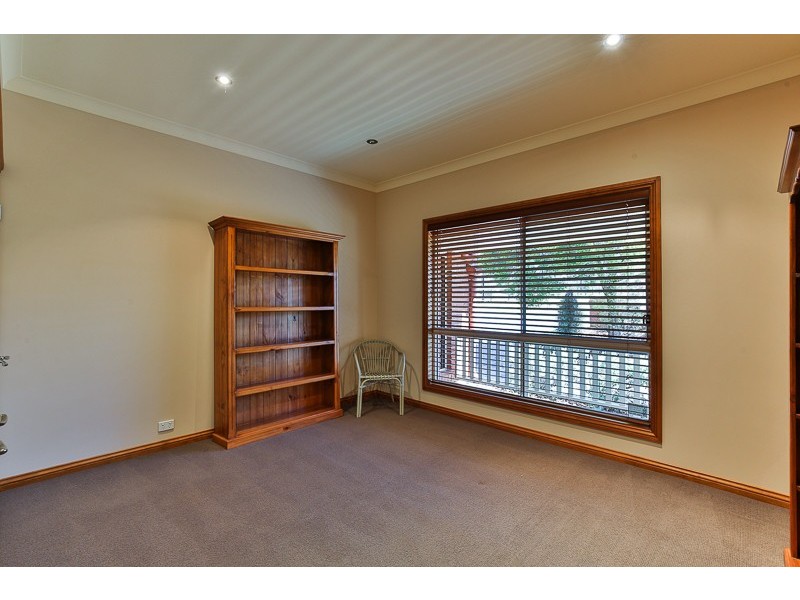 1 Montclair Close, Middle Ridge QLD 4350
