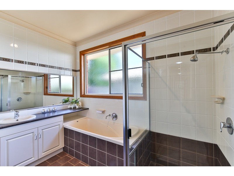 1 Montclair Close, Middle Ridge QLD 4350