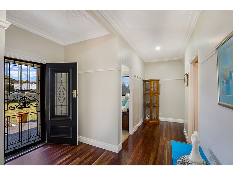 1 New Street, Mount Lofty QLD 4350